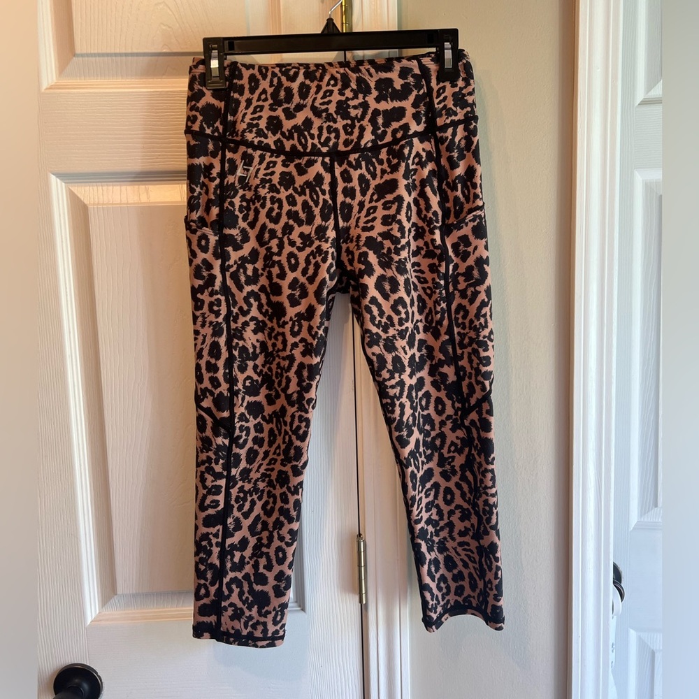 Women’s leopard capri leggings size M